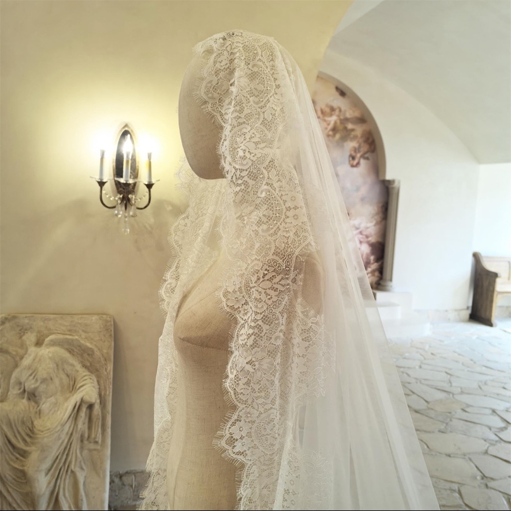 Elegant Cream Lace Veil